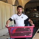 El bueno de Tommy, repartiendo las camisetas de sus compañeros de equipo. (Imagen: FC Erzgebirge Aue)